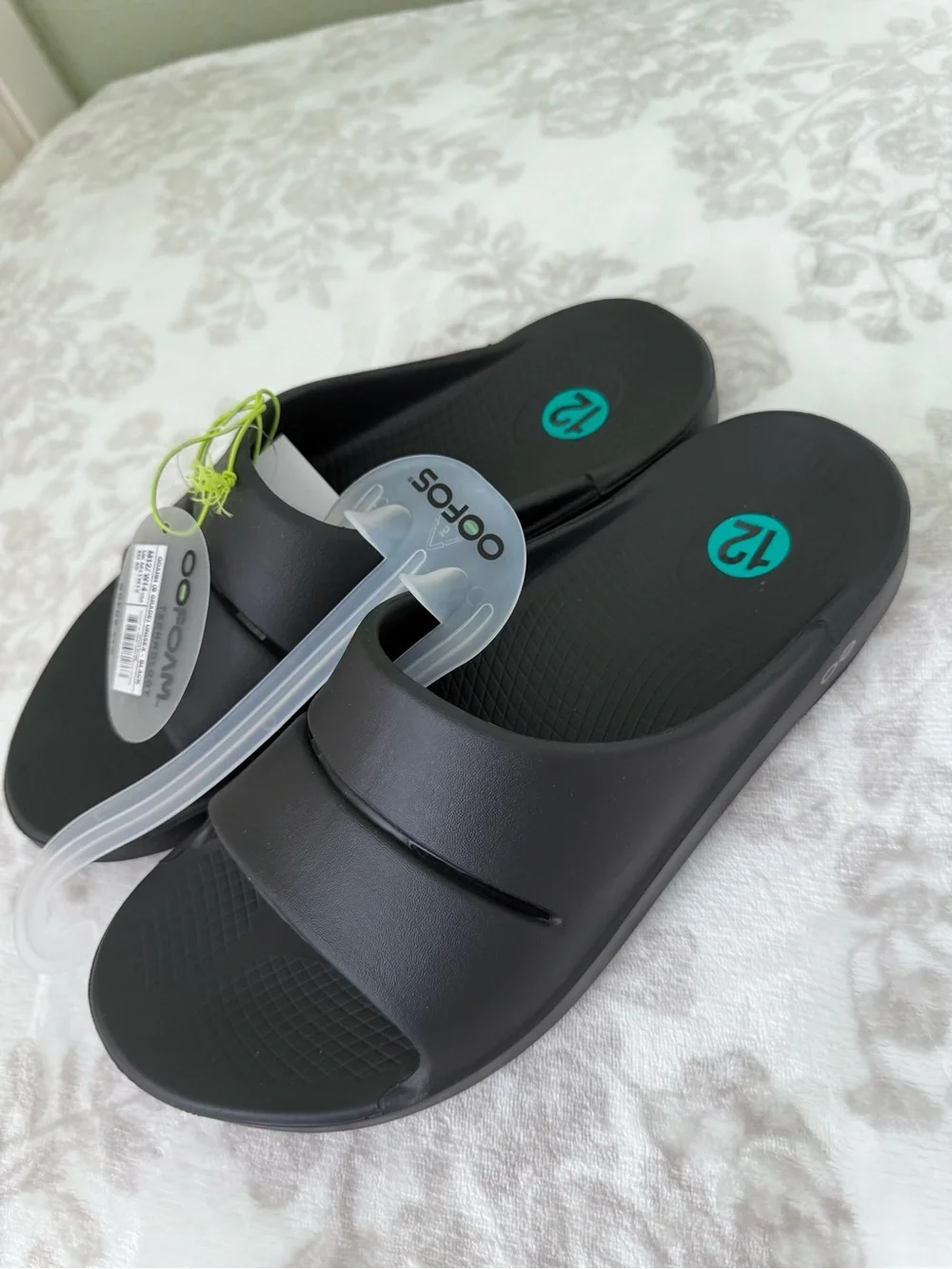 OOFOS comfortable black